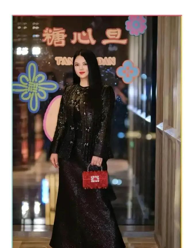 315万学费被当场无视李湘刚报出女儿一年学费，何超琼转手递上普洱茶饼。老钱