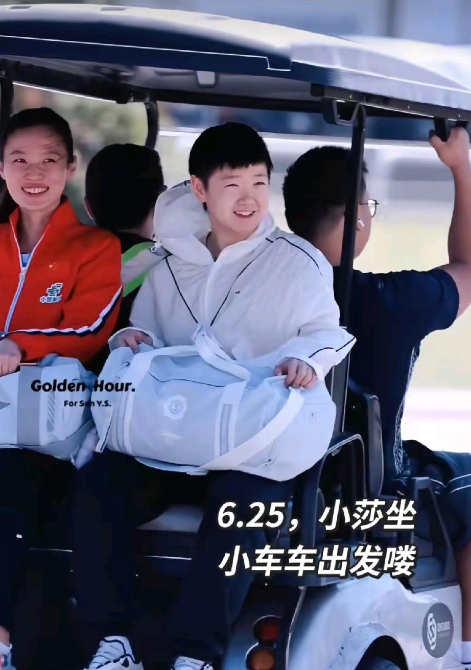 莎莎坐着小车车出发了，看她好喜欢这种感觉，又敞亮又拉风，坐个小车车都这么开