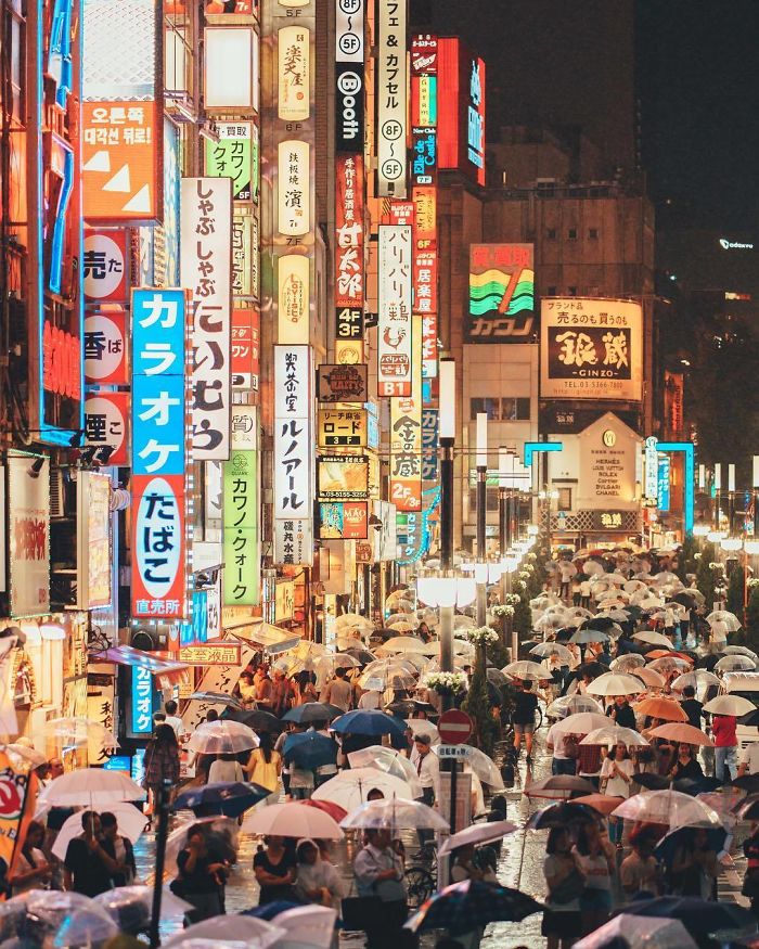日本摄影师HiroGoto走进了夜色下的东京，为我们带来了这样一组照片。