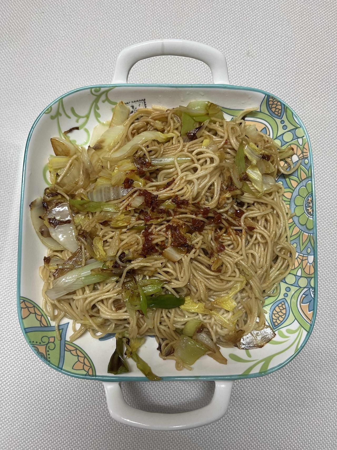 简简单单，葱油炒面，配上自己榨的辣椒油，这就是我朴素的生活