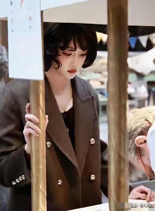 哦豁！关晓彤终于“改头换面”咯，往日那股“寡淡”劲儿一扫而光。不仅脸蛋变化显著