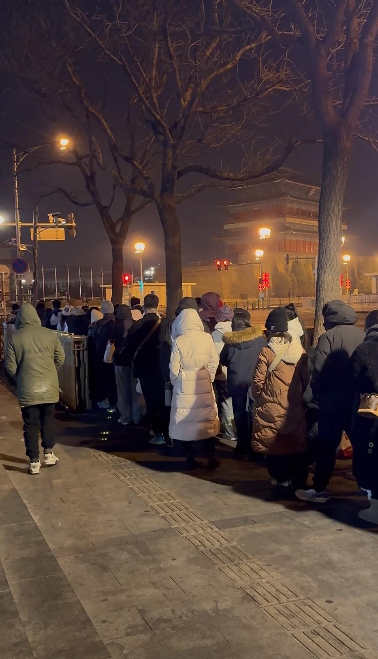 有人问，想去北京旅游，北京冷不冷？你看看，等着看升旗仪式的人，都穿着羽绒服，能不