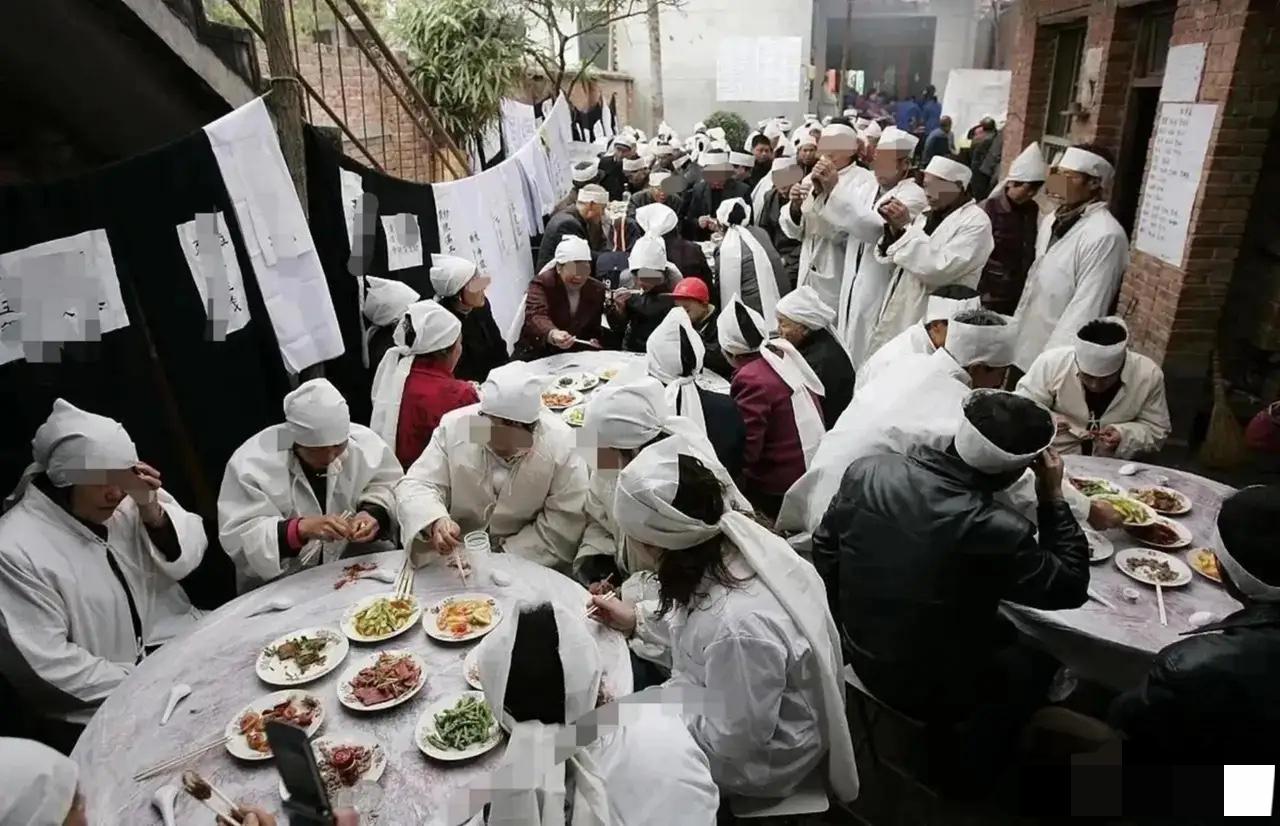 河北秦皇岛一起因丧宴引发的纠纷，最近在网上引发了大量讨论。原本是为逝者送行、亲友