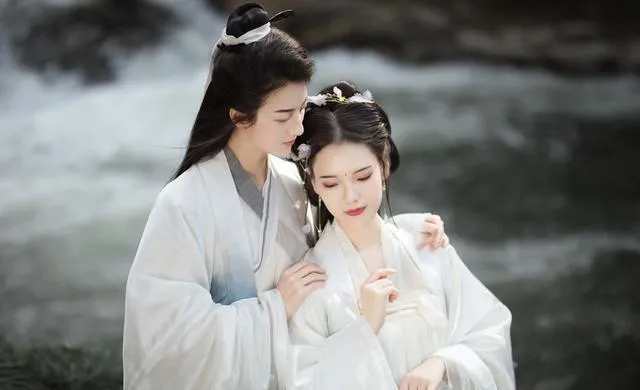 白居易在晚年时，前后一共养了33个家妓，年龄大都是15岁左右的女孩子，而且当这些