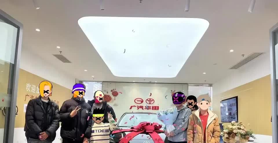 前几天提了凯美瑞双擎尊贵版，全款15.2万落地！这个价格发到车友群直接炸锅——有