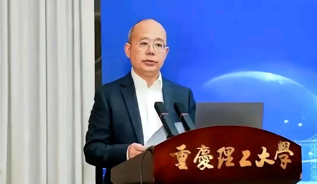 一念之间从大学副教授变成了阶下囚，为了一个正教授的职称，值得吗？人啊，什么重要什
