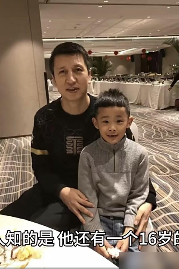 51岁的郭士强，把一双儿女养出了强烈反差。17岁大儿子远赴美国佛罗里达，身高