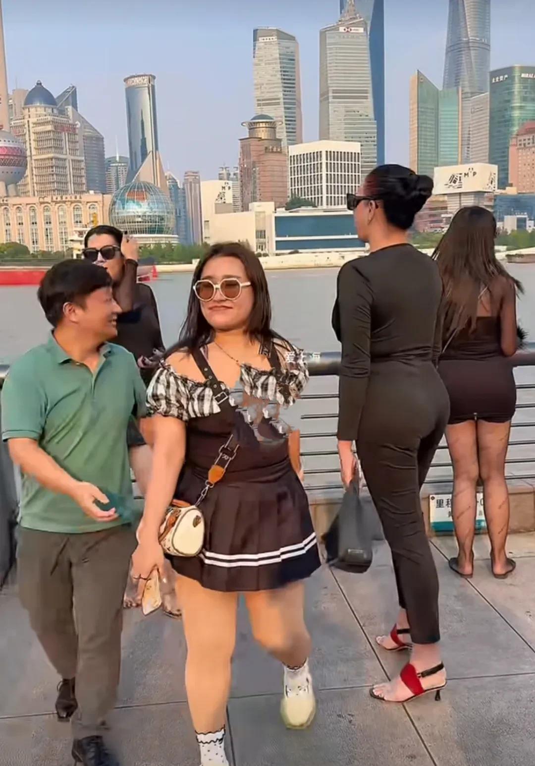 国人小哥在上海外滩遇到来旅游的泰国美女激动不已！泰国四位身材健硕的美女在外滩黄埔