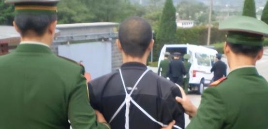 父亲被打、房子被抢、祖坟被刨!2002年,广西男子因祖坟被挖,一怒之下灭仇家满门