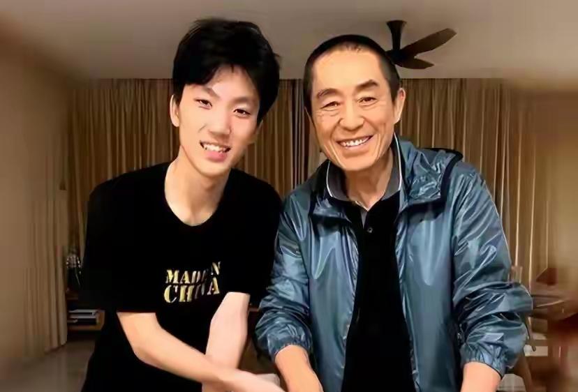 张艺谋的大儿子张壹男子承父业，现在也在当导演，近日他导演的新片《再来一次》杀青了