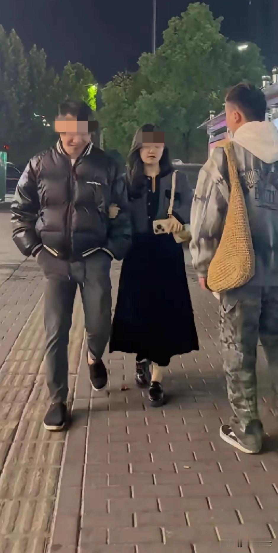 尴尬了吧！夫妻离婚一年后，在路上隅遇，妻子装着不识，丈夫想上前打招呼，妻子脸一扭