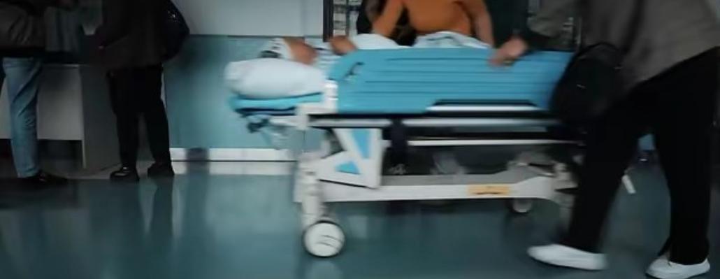 河南，大叔突发脑出血，妻子寸步不离在旁伺候，谁知，打扫卫生时，突然在床底发现了一