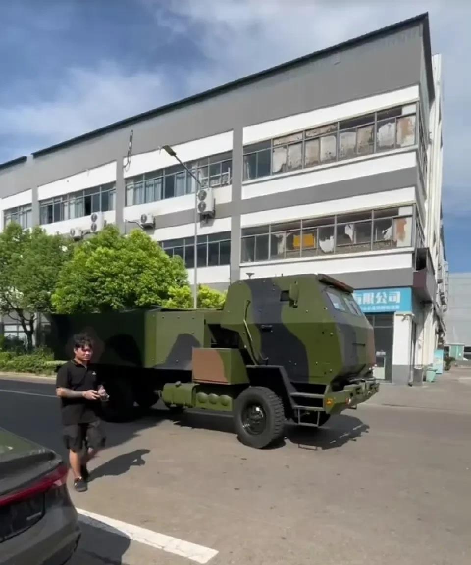 国内已经有厂家生产出“海马斯”火箭炮的模型车了，这款模型不但全尺寸复制了“海马斯
