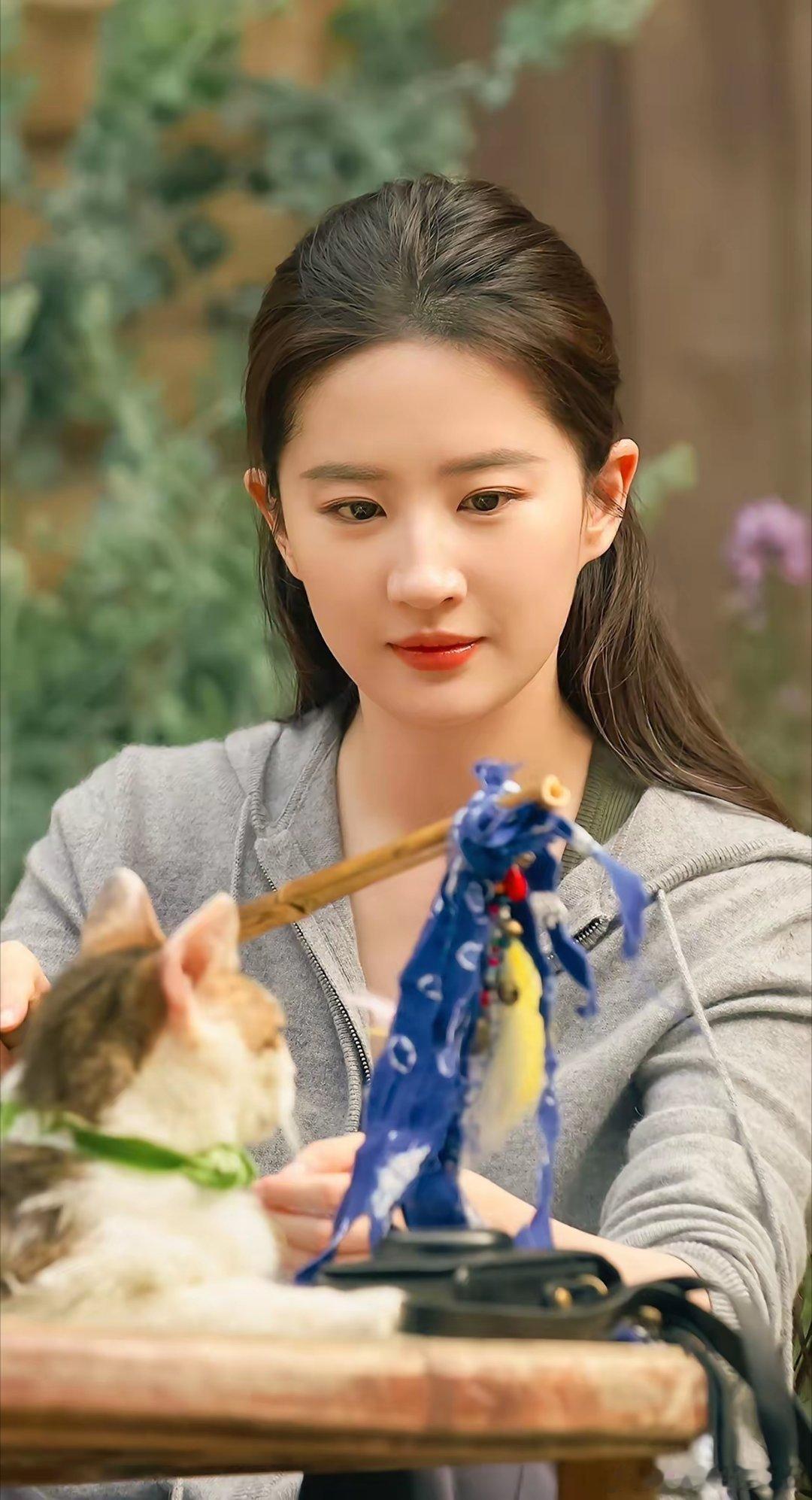 你们发现没有，刘亦菲这个人有点奇怪，她不咋上综艺，综艺节目上却常出现她的名字。她