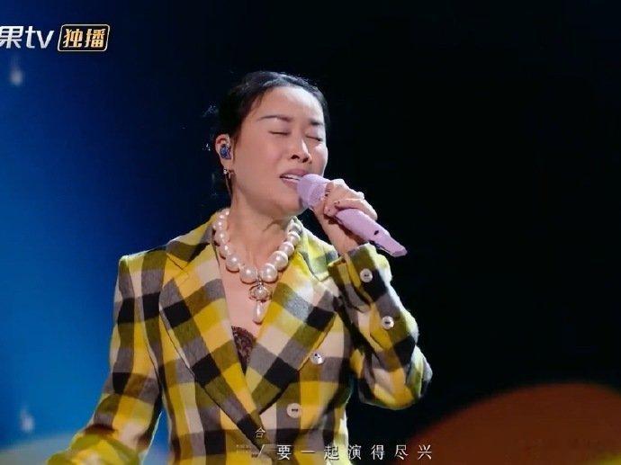 那英汪苏泷一个舞台唱了7首歌全是经典中的经典！俩人合唱太有感觉了，无缝衔接的