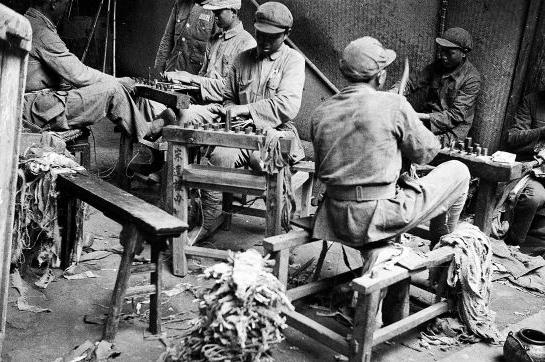 刘邓大军挺进大别山，留下一个纵队2万人，却拖住十几万敌军9个月。1947年