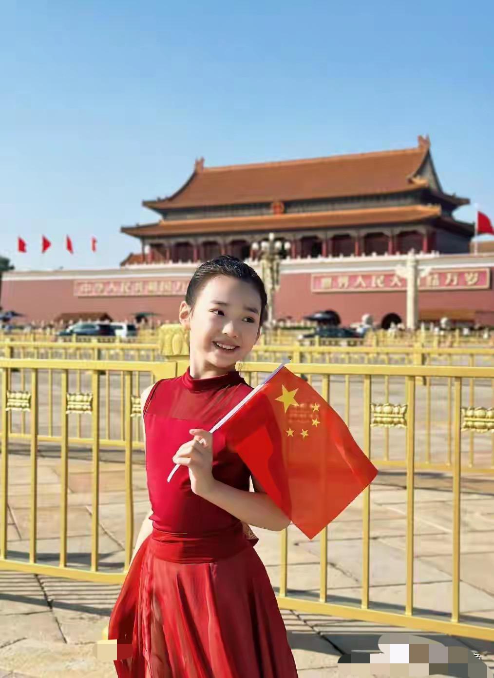 小酒窝国庆节在北京天安门前拍的照片简直太美了，很好的遗传了爸妈的基因。近日随