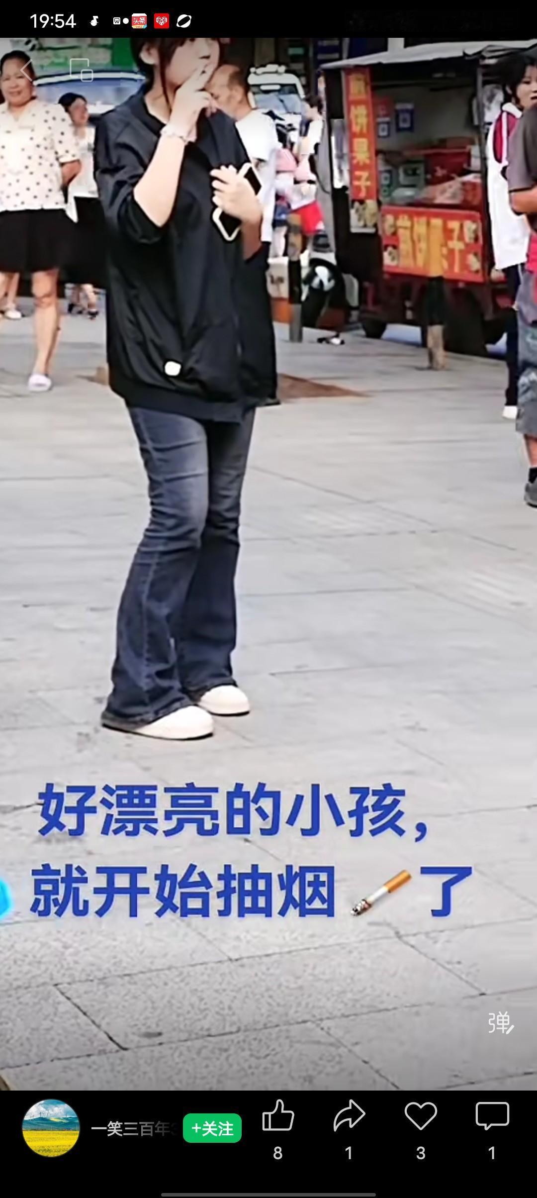 今天公交车上听见司机师傅叹气，公交司机是位女司机也是个妈妈，她像是在自言自语的说