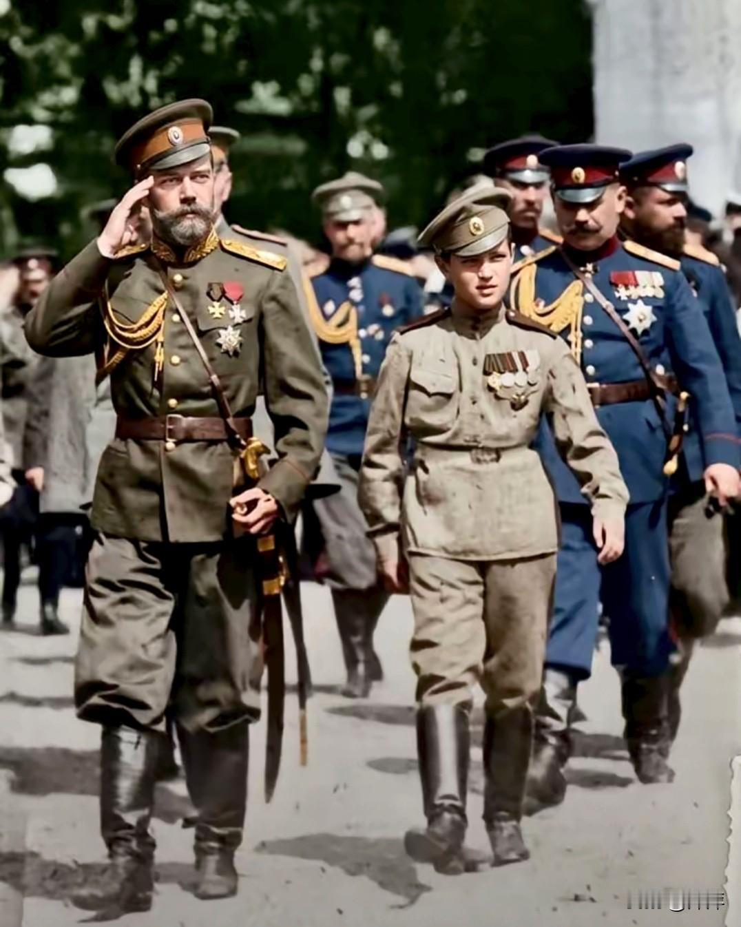 俄罗斯末代沙皇尼古拉二世，与皇储阿列克谢同行的场景。彼时尼古拉二世亲任俄军