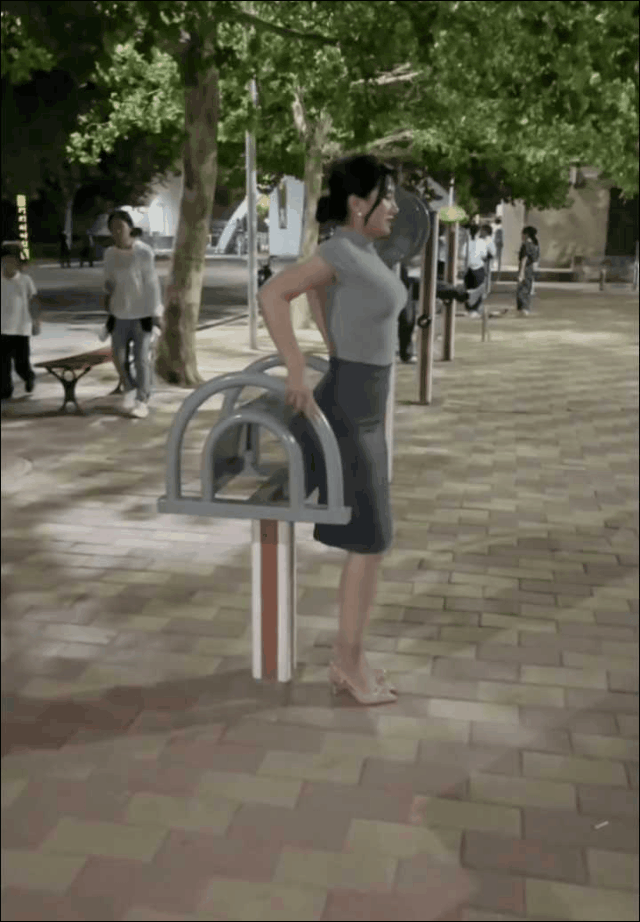 大嫂还像个小孩一样活泼、可爱！