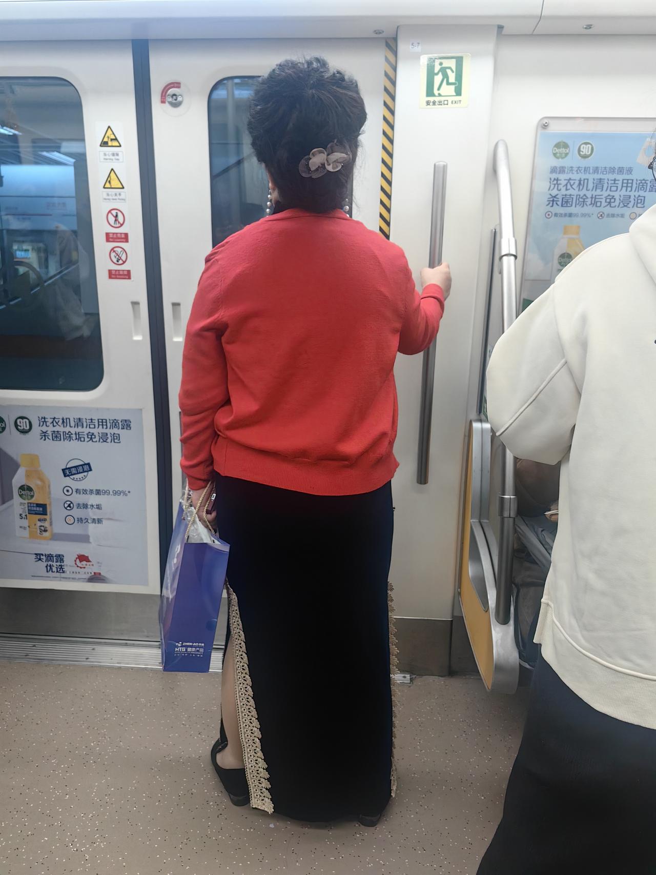 从穿着打扮看，应该是6070左右的人昨天在地铁上看见的一位大姐，我站在她背后