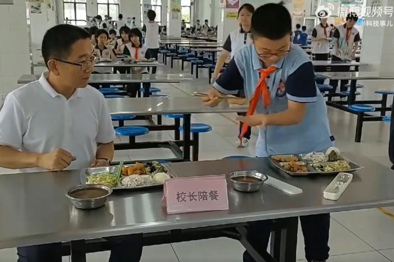 我曾怀疑过他是摆拍,也曾怀疑过他是作秀,万万没想到,那个被学生抢鸡排的校长,说走