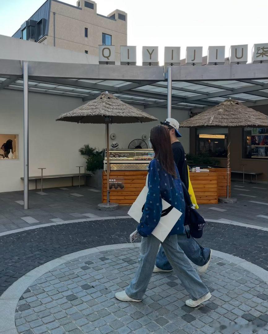陈赫张子萱一家四口现身阿那亚