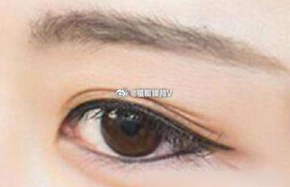 眉毛整齐无杂毛眉毛在面相中表示兄弟宫，眉毛浓密整齐，无杂眉，与身边的家人多相处和谐，性格温顺，得家人