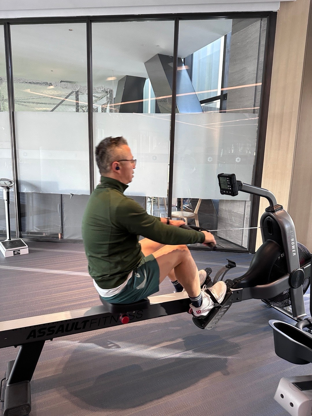 滴水湖凯悦酒店里各种熊孩子乱窜，春节期间你懂的，但健身房真的很加分。不仅力量区器