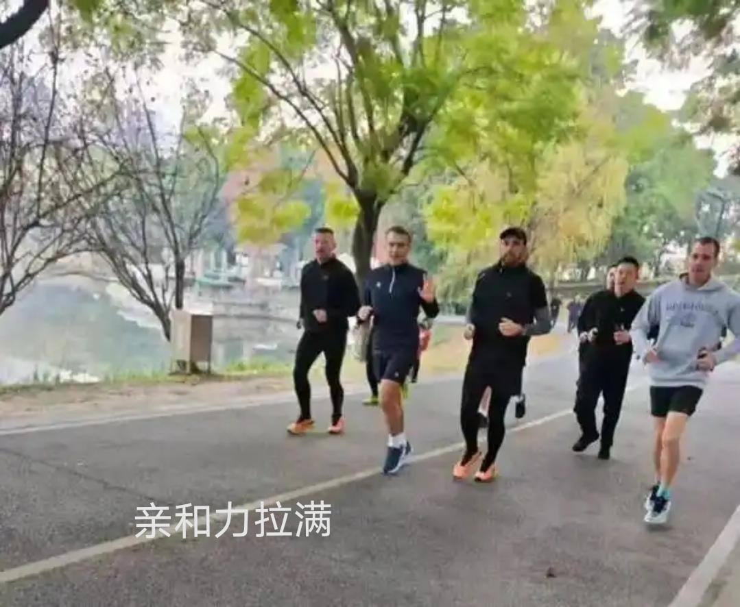 成都晨跑刷爆热搜！2℃晨跑10℃冬泳，马克龙这场“跑出来的外交”藏多重深意12