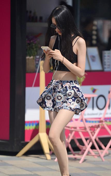 夏天来了，总是能看到穿着很清凉的美女，在同性之间，看来觉得没什么。今天有