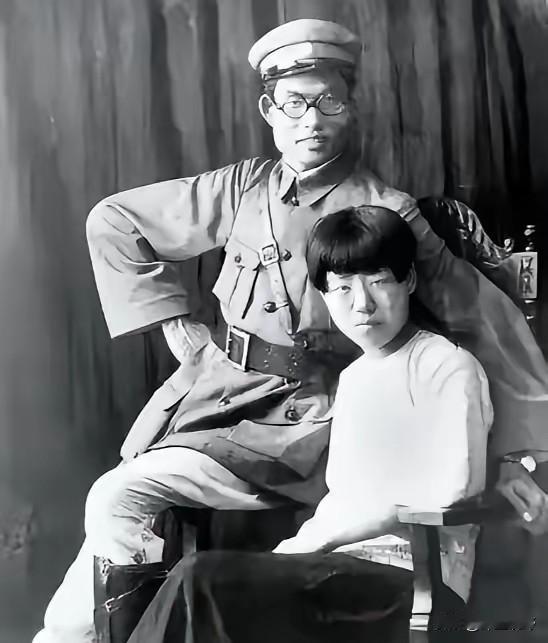 1940年，延安，朱仲芷主动跟丈夫萧劲光离了婚。那一年她已经是六个孩子的娃，和萧