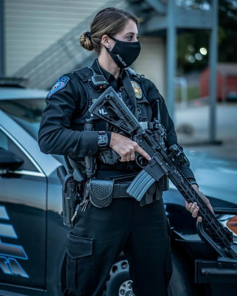 美国女警官配备SIGM400巡逻步枪