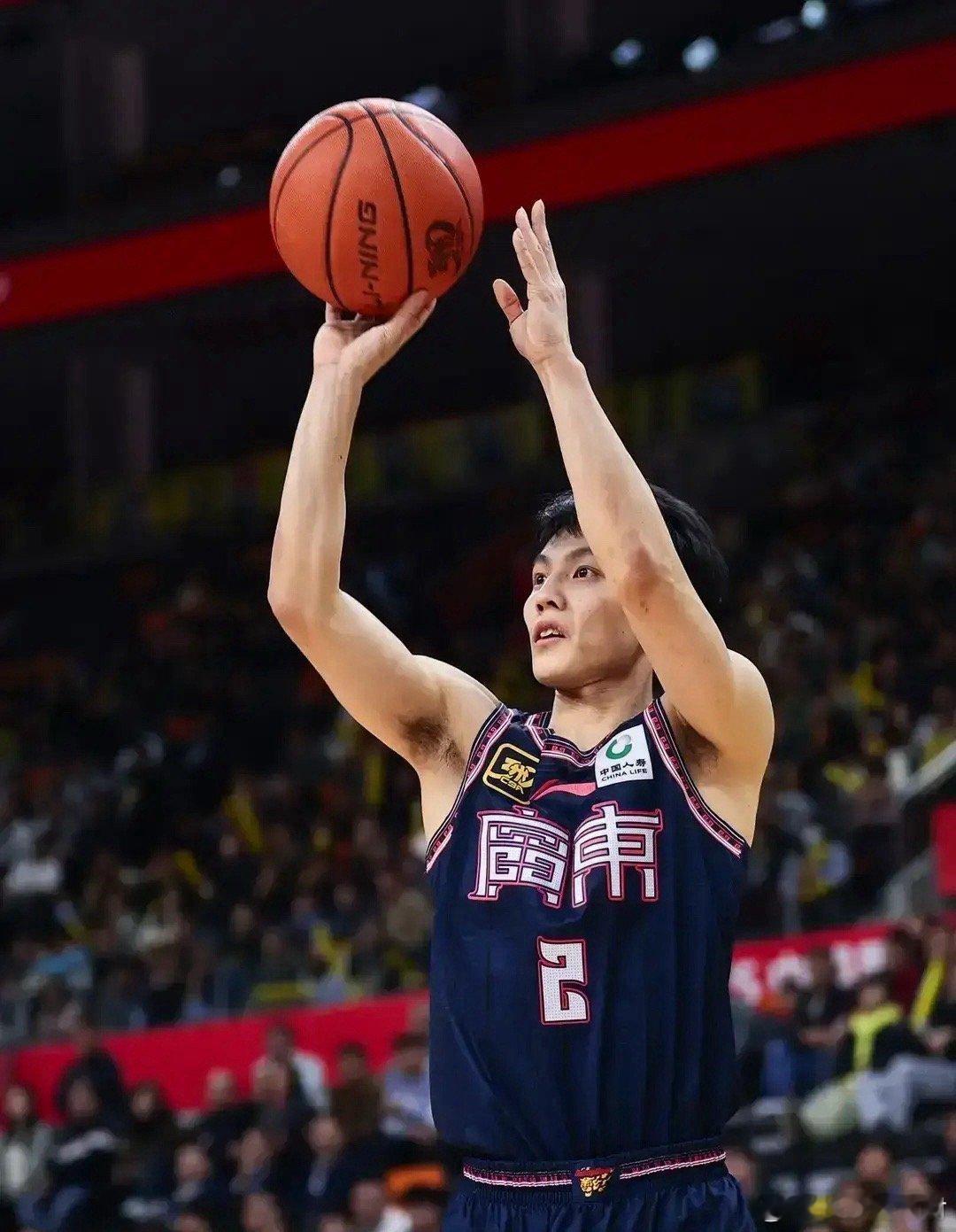 广东赢了南京，杜锋赛后更衣室却发了火。不是因为赢的少。而是因为第三节徐杰扭伤脚