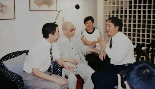 1993年台湾，冯巩拜访92岁张学良。张学良一见冯巩竟然惊讶得说不出话来