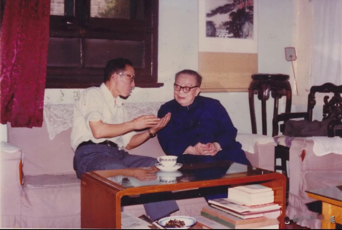 1983年5月28日，时任武汉大学校长刘道玉教授在北京专程拜访武汉大学杰出校友、