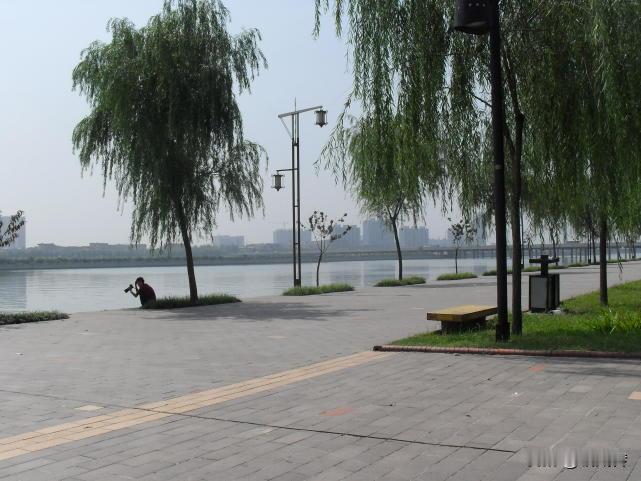 翻出一组15年前，也就是2010年春在咸阳湖统一广场附近拍下的渭河风景。河道开