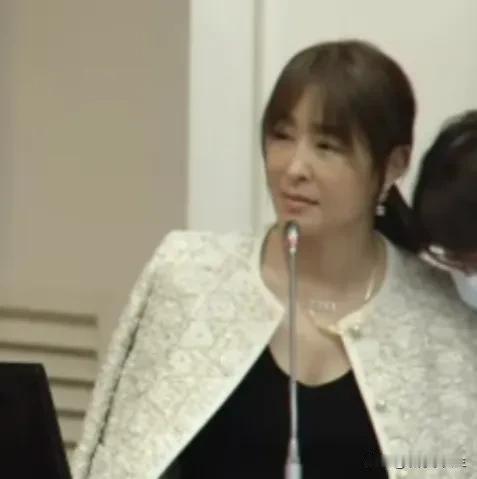 媒体今天采访台北市长蒋万安时提问说，民进党立委赖惠员要求台北101董事长贾永婕穿