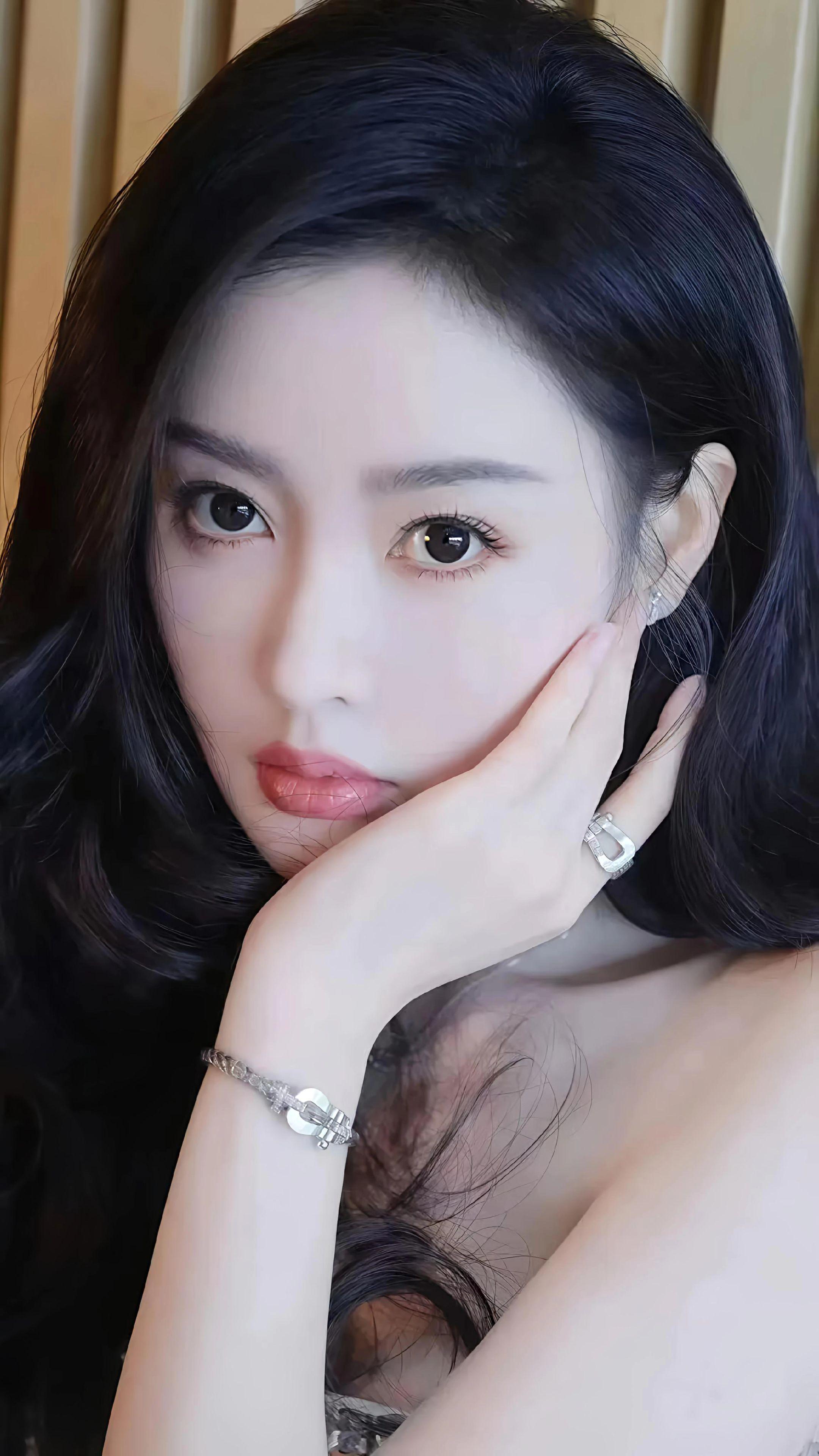 眼睛如星空般深邃，笑容却温柔如晨曦，她的美是那画中的一抹亮色，遗世而独立。