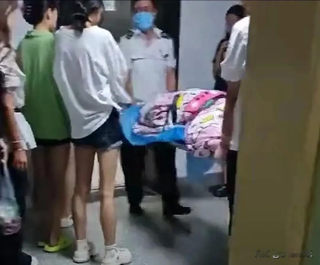 惊心！甘肃某高校大二女生宿舍产子，真相究竟如何？校方回应了！兄弟姐妹们，出大