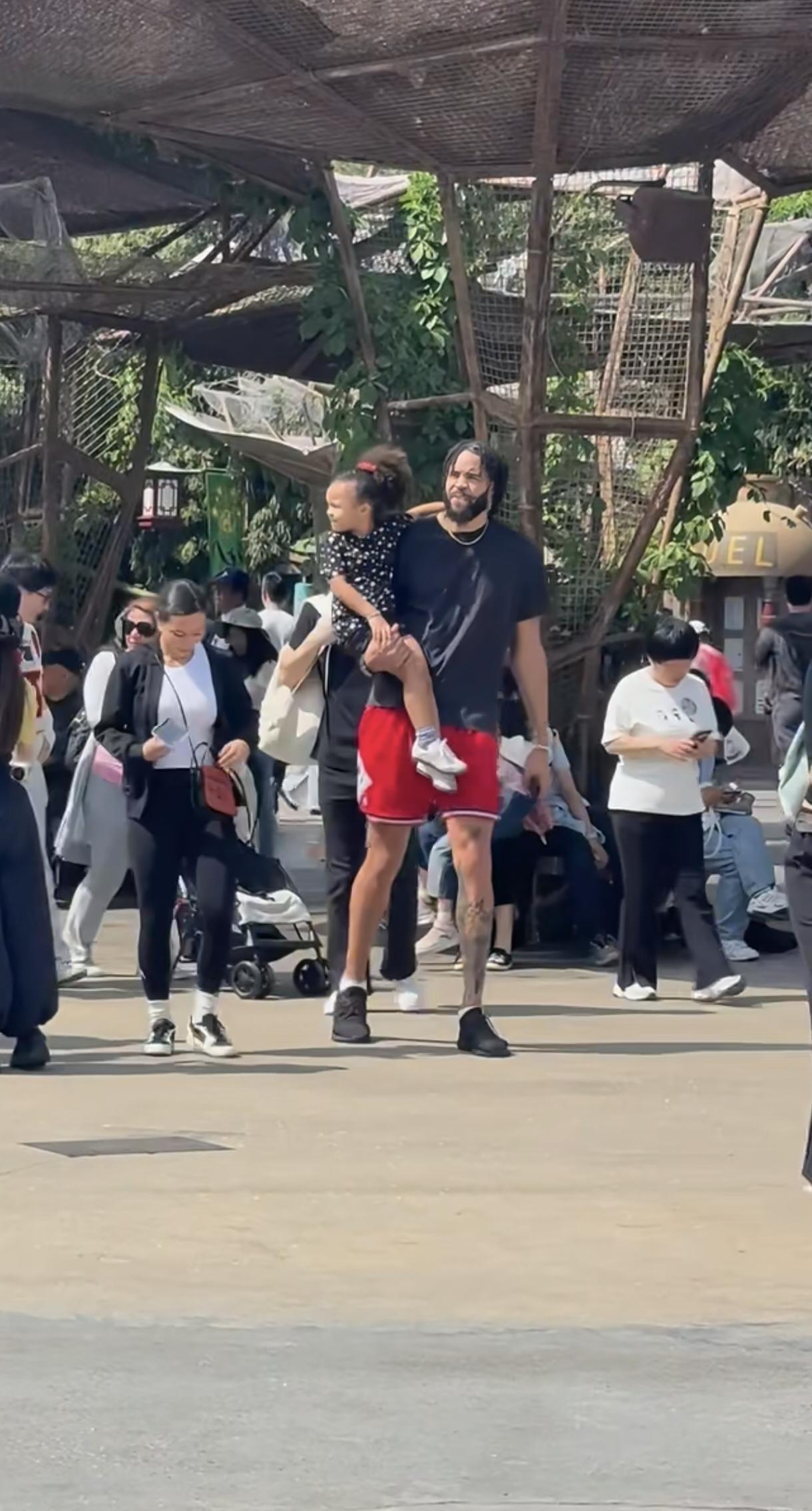 北京男篮外援贾维尔·麦基身高213，真是鹤立鸡群。小腿赶上别人整腿，脖子以下全是