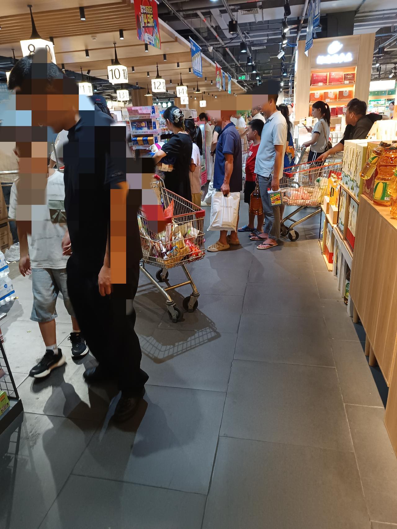 今晚我去了家附近的联华超市，买了两袋现烤面包。由于面包有折扣，只能在人工收银台付