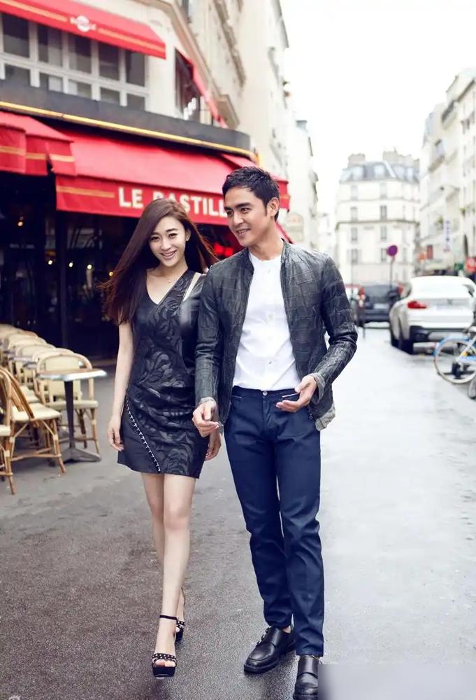 我的天呐，这张照片里的王丽坤美的简直无敌了，黑色短裙让芊芊玉腿一览无余。​王