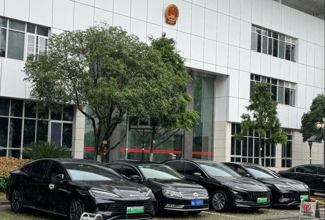 公务员都爱选比亚迪？通勤新风尚的背后原因太实在清晨的机关大院里，悄悄兴起了