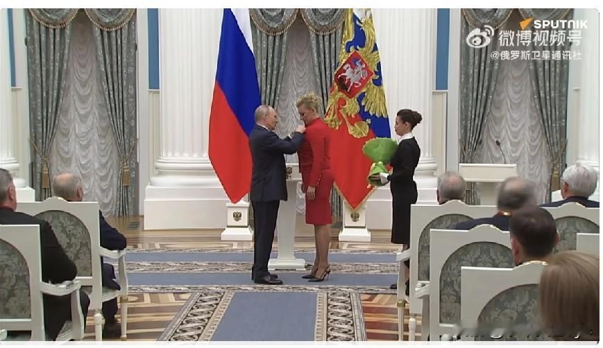 俄通社报道，总统弗拉基米尔·普京在国家颁奖典礼上说：“今天两位获奖者都迎来了所谓