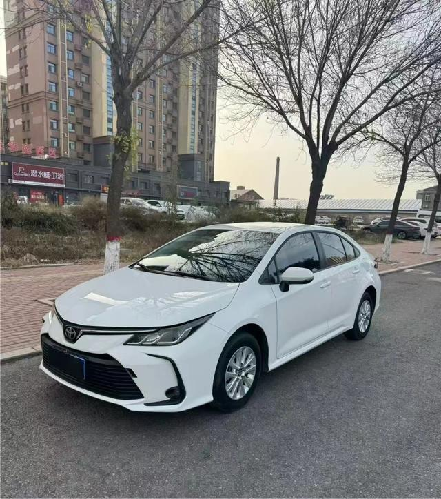 六万二手丰田卡罗拉，我的态度是“无聊但真香”六万块买二手代步，二手卡罗拉是我会闭眼推荐的那类车。有人