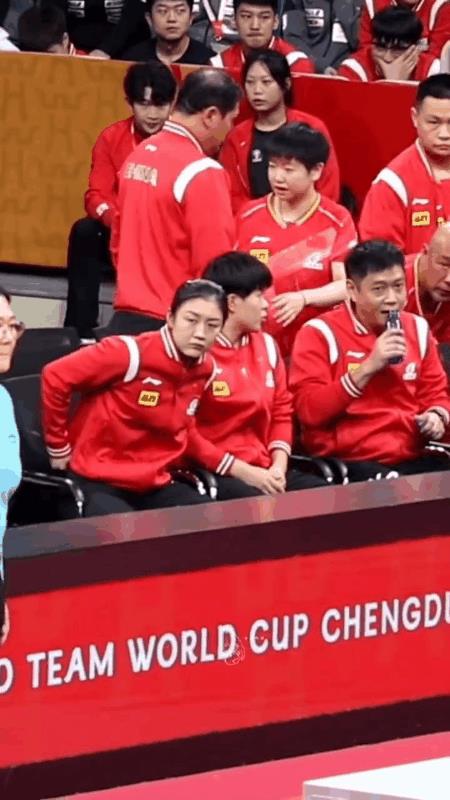 莎莎：要上场了，去换队服啦！莎莎嘴里说着就往前走，用手还拍了一下大头的肩膀。