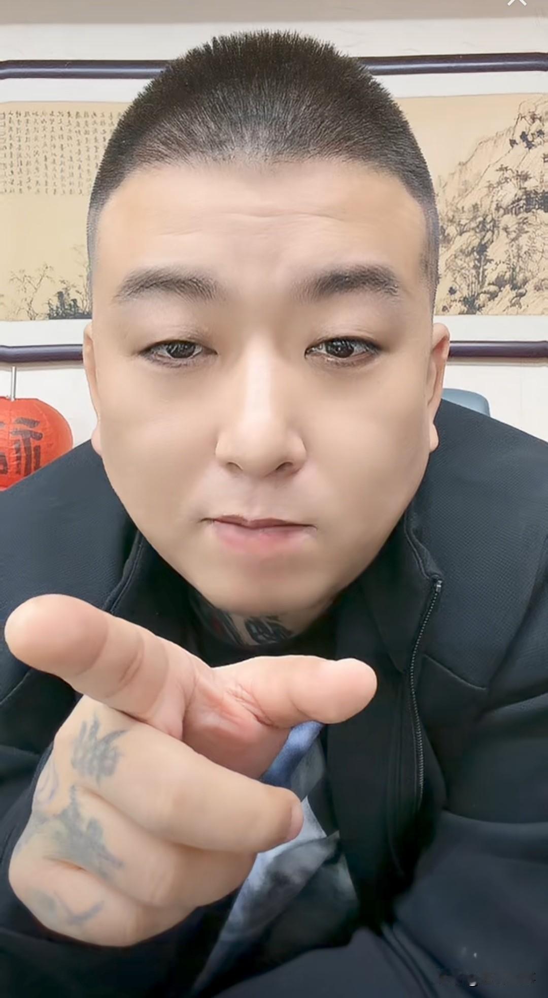 李四聊到刘二狗，主播和粉丝说道：兄弟们，提到刘二狗咱们聊两句。二狗是我见过这个