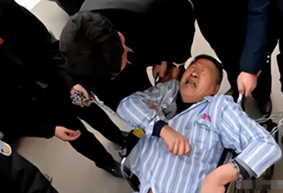 2015年，在京煤集团总医院霸占了病床3年的“钉子户”，被法院强制腾退床位。然而
