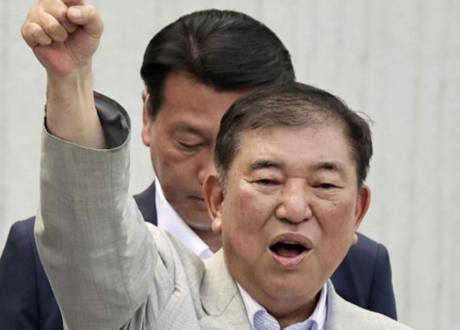 日本公开辱华，石破茂亲自上阵，给中国戴了顶脏帽子在7日的一场街头演讲中，石破茂